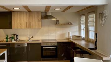 Kühlschrank, Mikrowelle, Ofen, Herdplatte