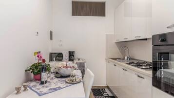 Kühlschrank, Mikrowelle, Ofen, Herdplatte