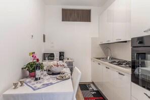 Een koelkast, een microgolfoven, een oven, een kookplaat