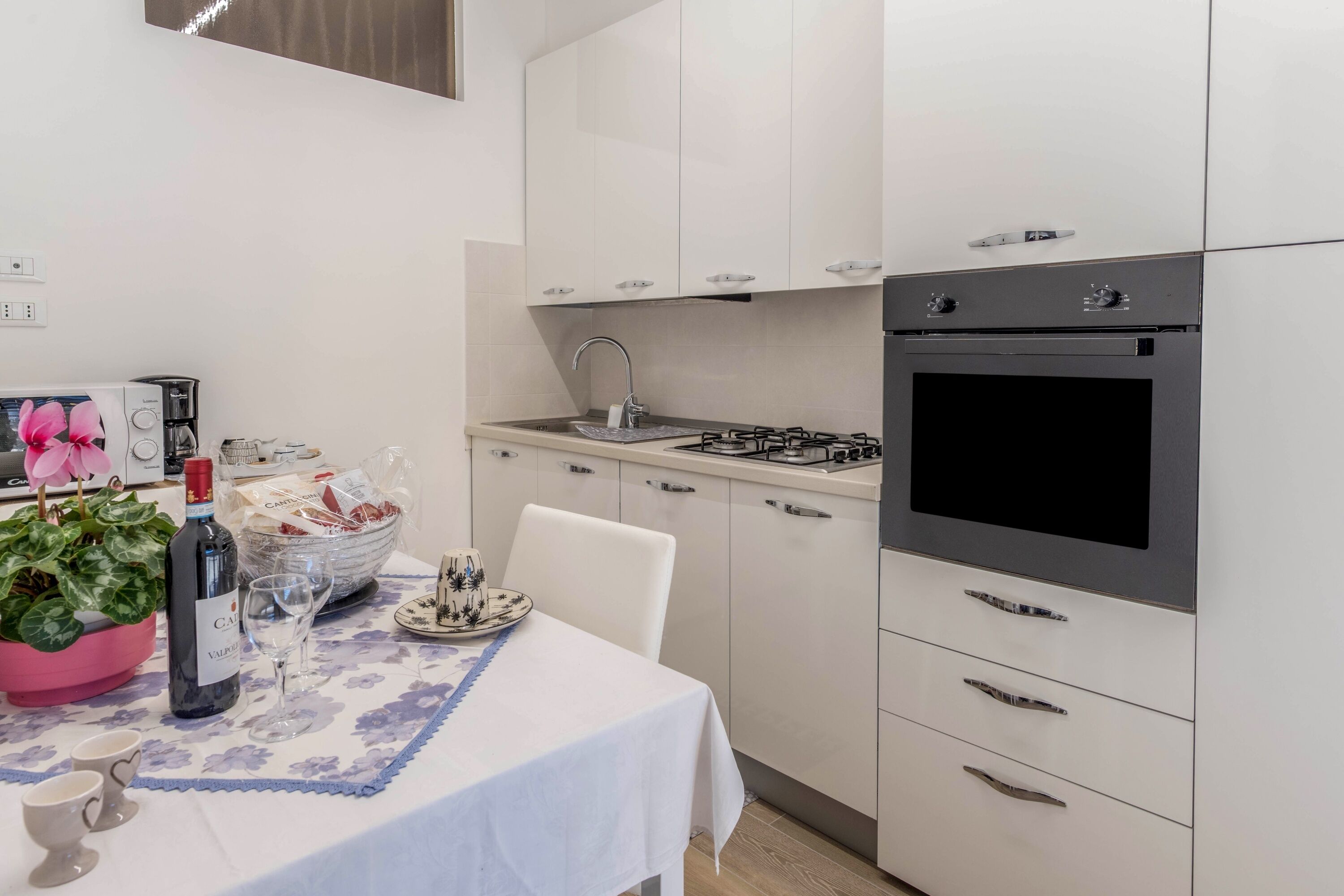 Een koelkast, een microgolfoven, een oven, een kookplaat