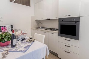 ثلاجة، ميكروويف، فرن، موقد طهي مسطح