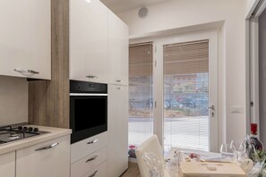 Een koelkast, een microgolfoven, een oven, een kookplaat