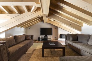 TV, fireplace - Penthouse, Hotel Les Suites de la Potinière (Saint-Bon-Tarentaise)