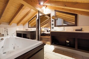 Combined shower/tub, jetted tub, hair dryer, towels - Penthouse, Hotel Les Suites de la Potinière (Saint-Bon-Tarentaise)