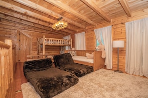 3 bedrooms, iron/ironing board, free WiFi, bed sheets - Beyond Expectations: Pet-Friendly, Wi-Fi, Hot Tub, Resort Pool, Top Amenities, close to Attractions! (Sevierville)