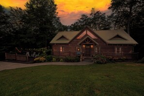 Exterior - Beyond Expectations: Pet-Friendly, Wi-Fi, Hot Tub, Resort Pool, Top Amenities, close to Attractions! (Sevierville)