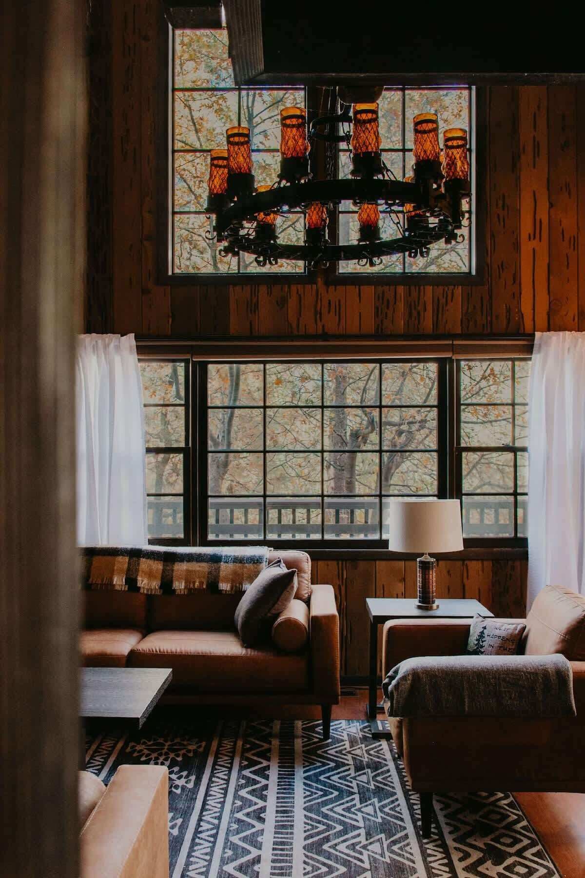 Televisión, chimenea, libros y oficina 