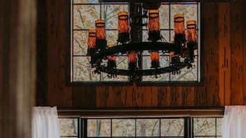 Televisión, chimenea, libros y oficina