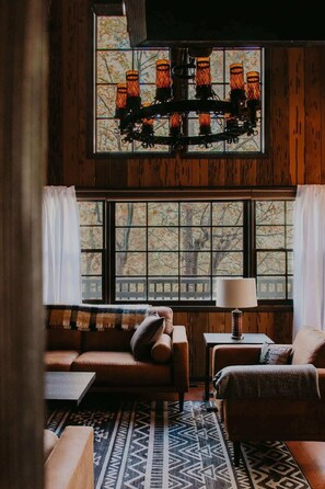 Televisión, chimenea y oficina 