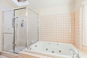 Ensemble douche/baignoire, baignoire à jets, sèche-cheveux