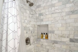 Badewanne, Haartrockner, Handtücher, Shampoo