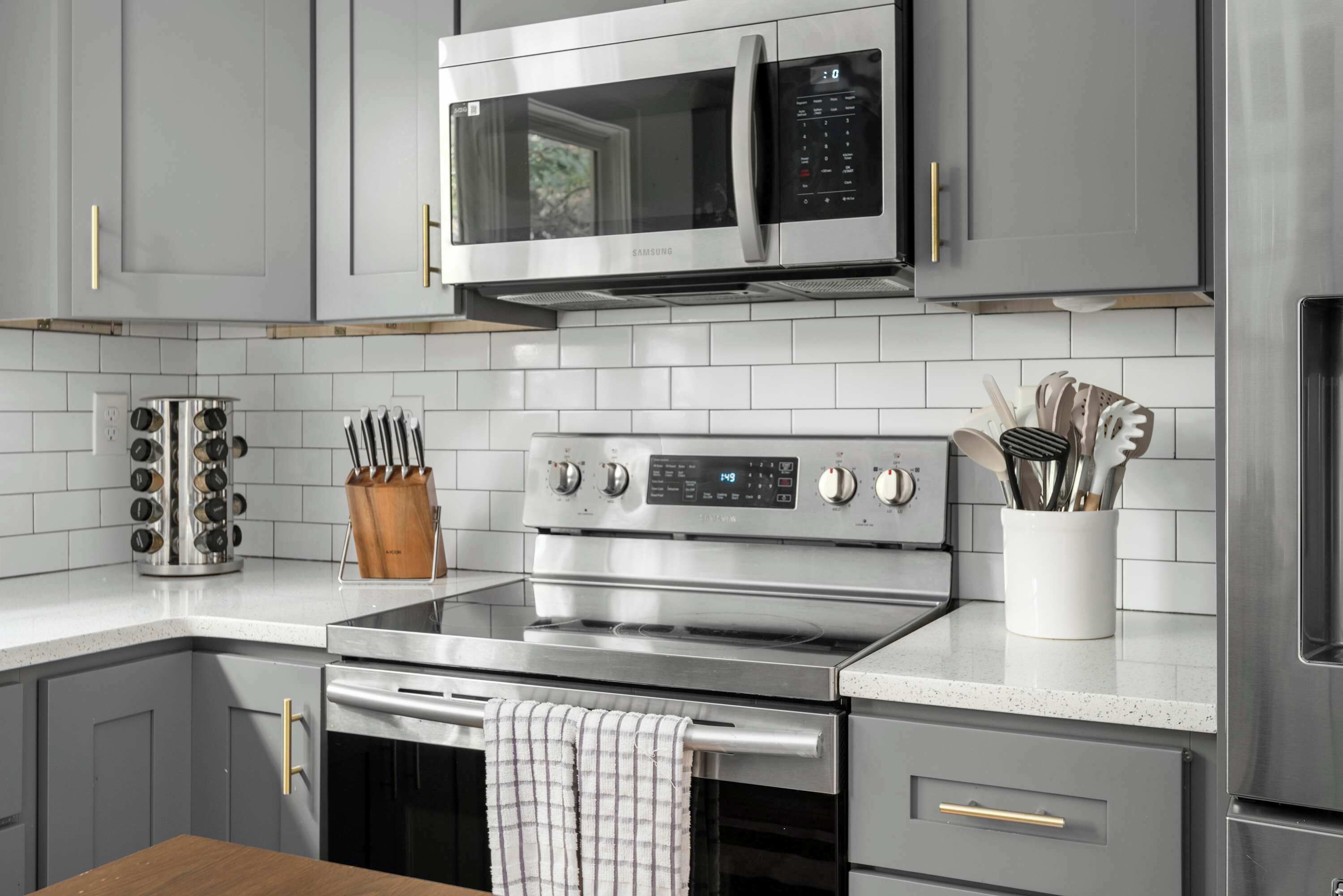 Kylskåp, mikrovågsugn, ugn och spishäll