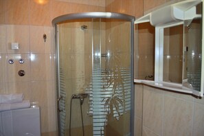 Căn hộ có tầm nhìn toàn cảnh, 2 phòng ngủ, ban công, quang cảnh biển | Buồng tắm vòi sen