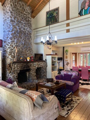 TV, lareira, DVD player