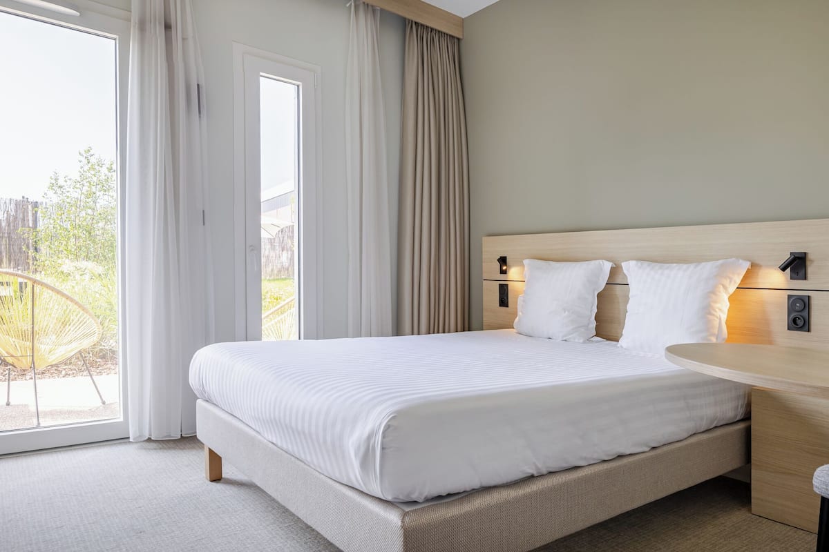 Soundproofing, free cots/infant beds, free WiFi, bed sheets