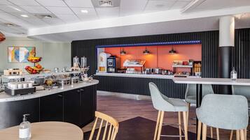 Petit déjeuner buffet (13.00 EUR par personne)