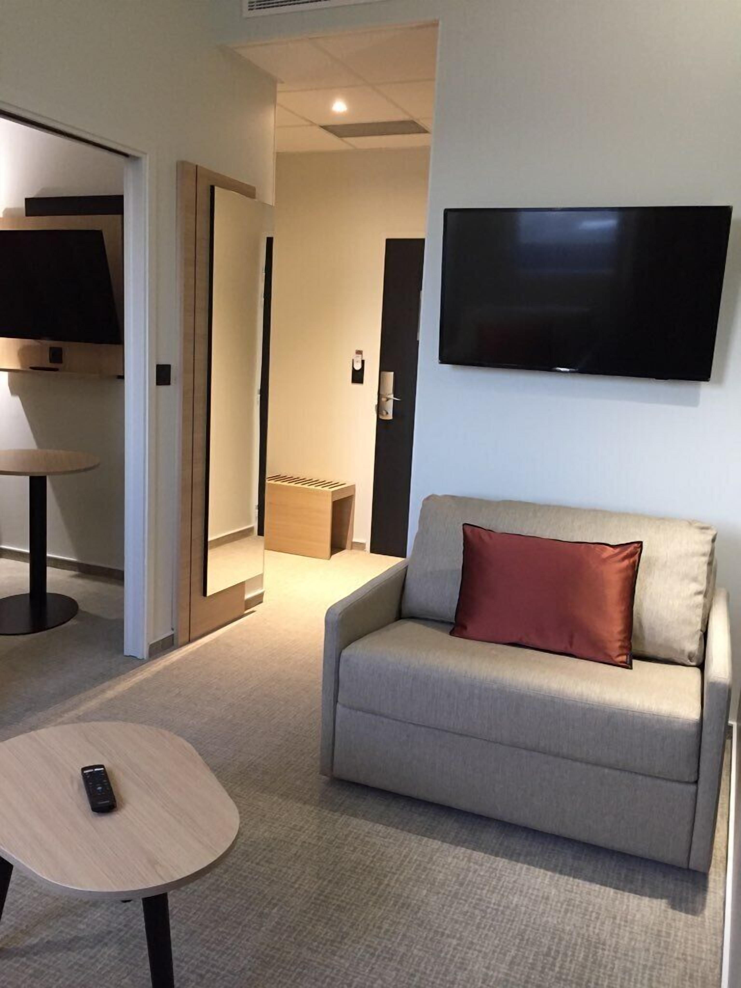 family room | soundproofing, free cots/infant beds, free wifi, bed sheets