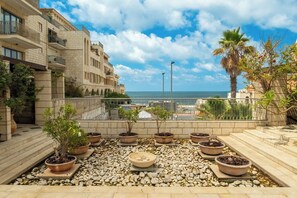 Exterior - MAMAD - Deluxe 2BD Jaffa Dreams W Pool & Parking (Tel Aviv)