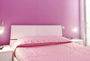 2 bedrooms, travel cot, free WiFi, bed sheets