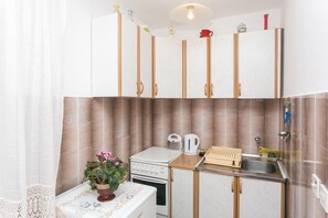 Apartment (One Bedroom Apartment) | Private kitchen | Fridge, stovetop, electric kettle, cookware/dishes/utensils - Apartment Vonky (Dubrovnik)