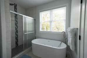 Hair dryer, towels, soap, toilet paper - Secluded Luxury Mountain Retreat House . (Fletcher)