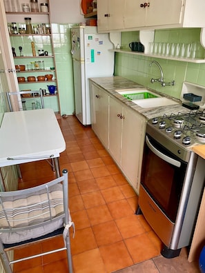 Frigorifero, forno, macchina per tè/caffè, frullatore