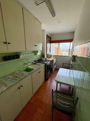Fridge, oven, coffee/tea maker, blender
