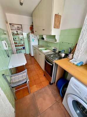 Frigorifero, forno, macchina per tè/caffè, frullatore