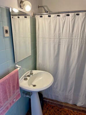 Dusche, Haartrockner, Bidet, Handtücher