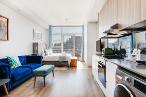 Eine moderne Wohnung mit Wohnzimmer, Schlafzimmer und Küche.
