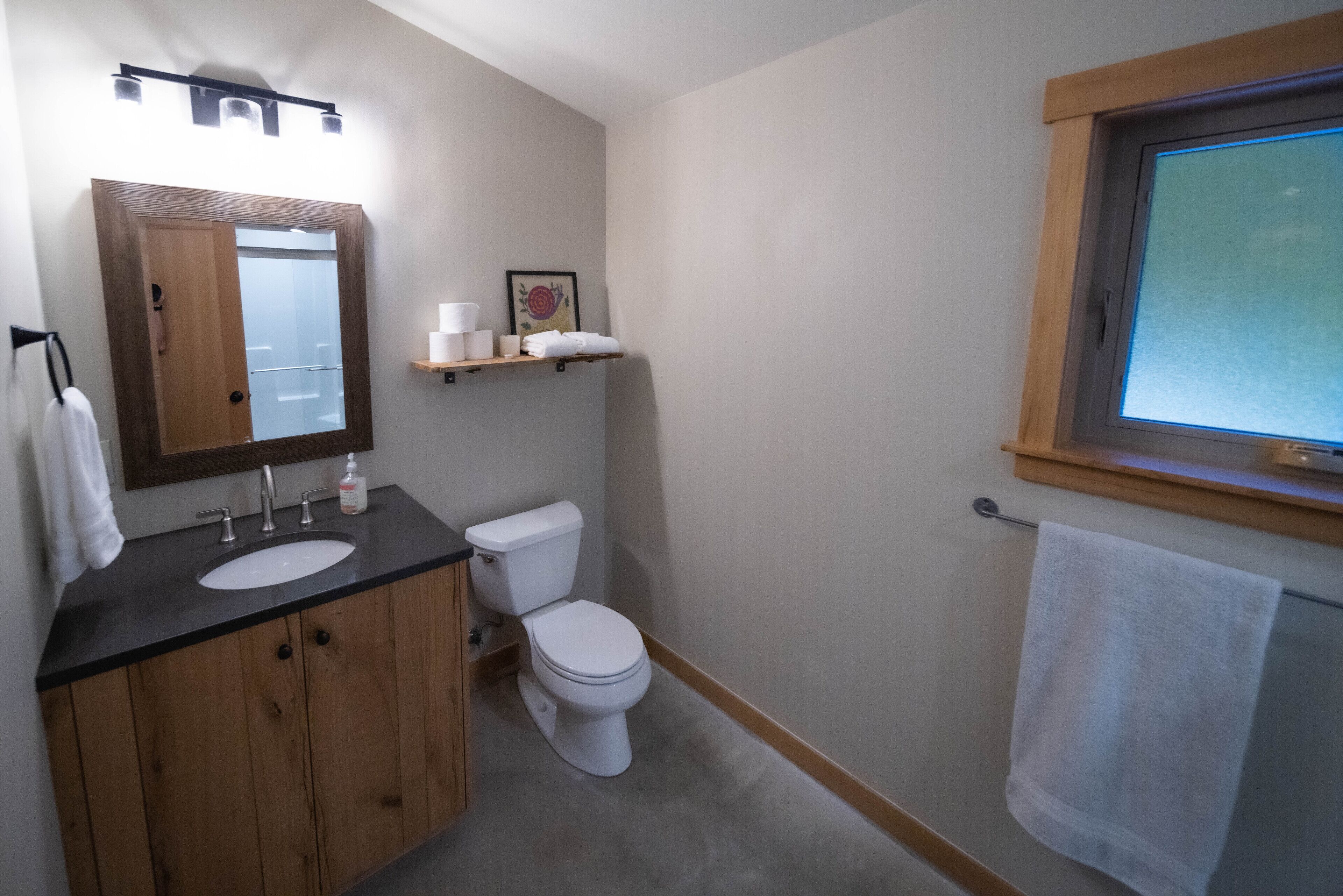 Cozy mountain retreat in the forest-close to Mt Baker Ski Area and pet friendly!