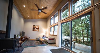 Cozy mountain retreat in the forest-close to Mt Baker Ski Area and pet friendly!