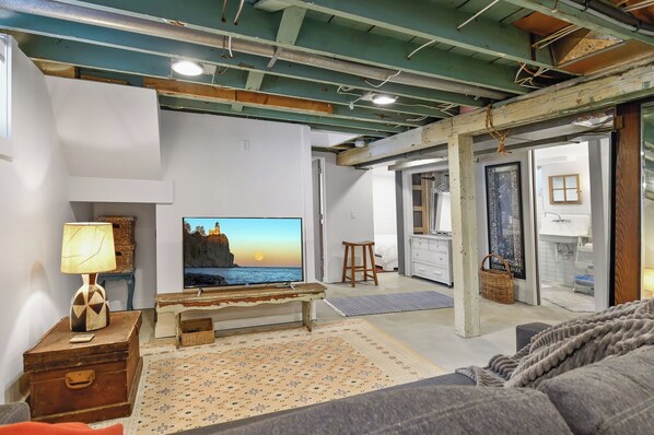 Smart TV, fireplace, ping pong, books