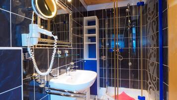 Badewanne, Haartrockner, Handtücher, Seife