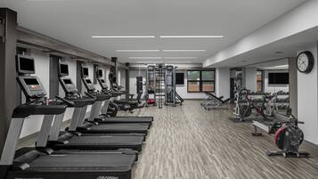 Una palestra con tapis roulant, macchinari per l'allenamento e un sistema FlexDeck di assorbimento degli urti.