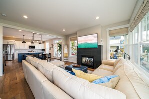 Smart TV, fireplace, stereo - Welcome to Don’t Stop Believin’ at Lake Chelan (Chelan)