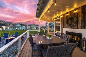 Outdoor dining - Welcome to Don’t Stop Believin’ at Lake Chelan (Chelan)