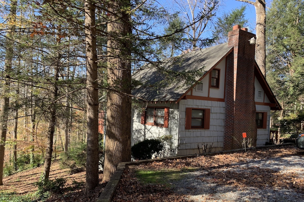 Two bed home in Rumbling Bald with<>Hi speed internet and lovely Mountain View.