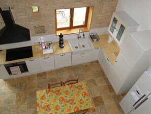 Réfrigérateur, four, lave-vaisselle, cafetière/bouilloire