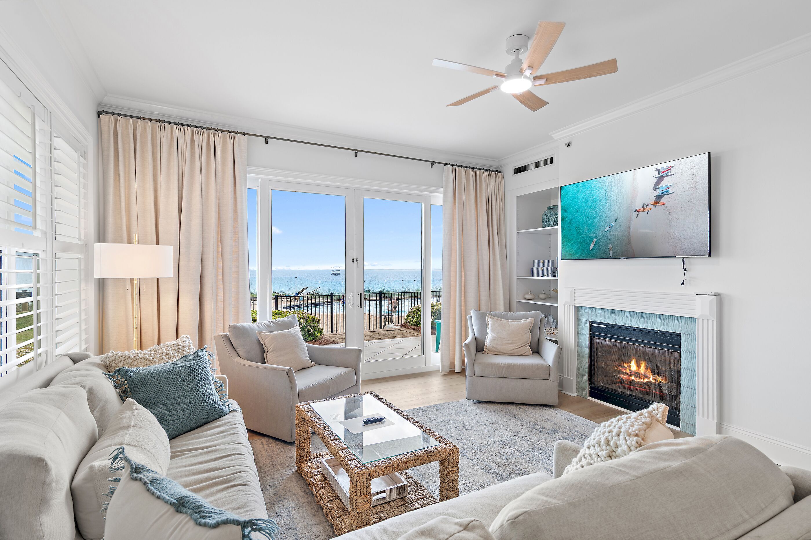 Smart TV, caminetto, libri, impianto stereo