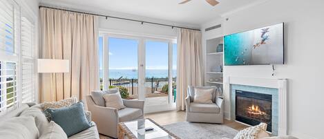 スマートテレビ、暖炉、書庫、ステレオ