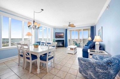 PENTHOUSE - 8TH Floor Boardwalk/Epic Views/Pool/