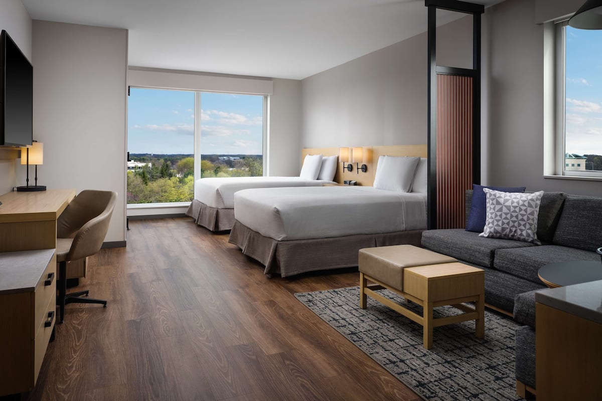 Camera, accessibile ai disabili (2 Queen Beds with Sofabed, Shower) | Biancheria da letto ipoallergenica, copriletto in piuma