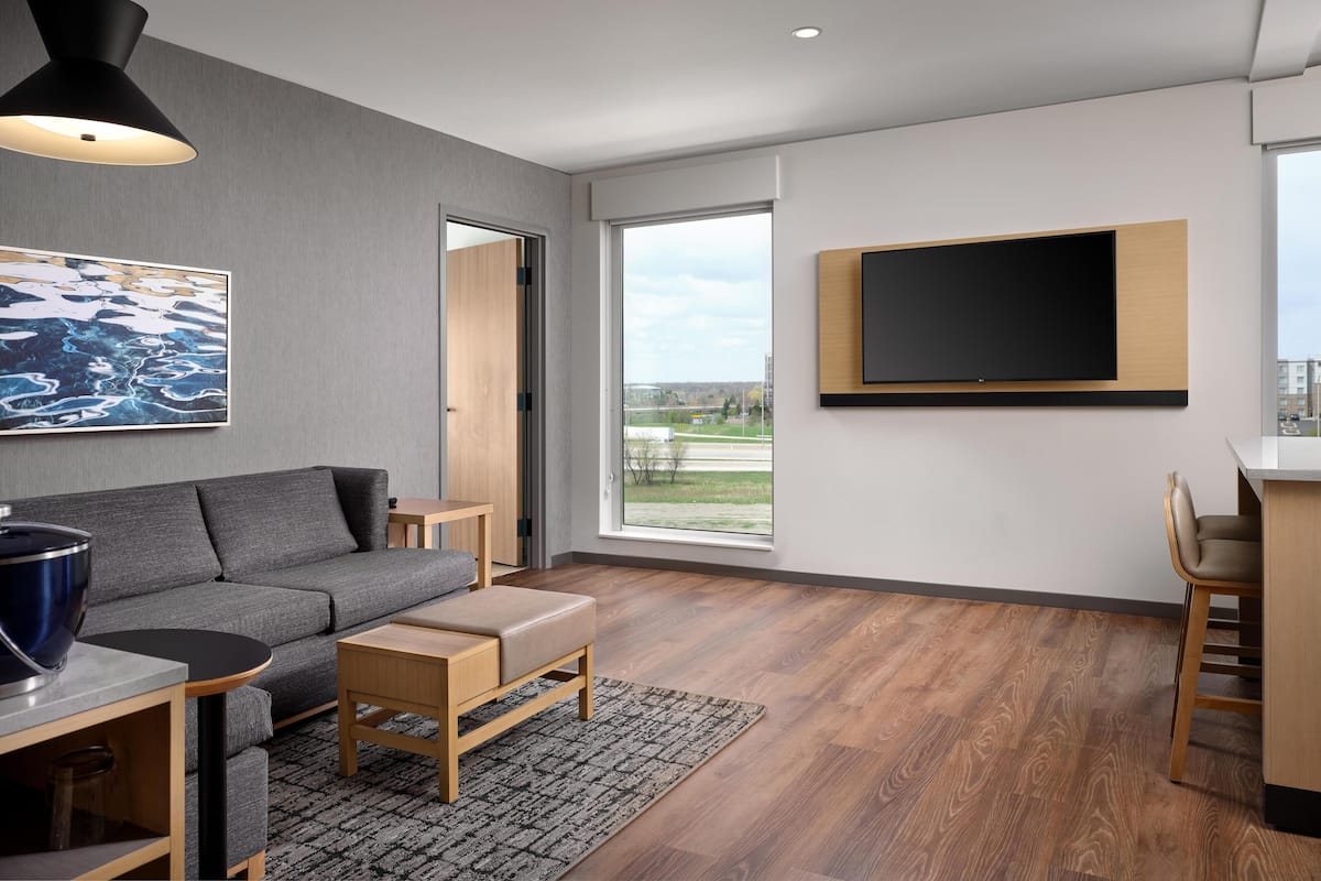 スイート キングベッド 1 台ソファーベッド付き | 低刺激性寝具、羽毛の掛け布団、ピロートップベッド、セーフティボックス (室内)