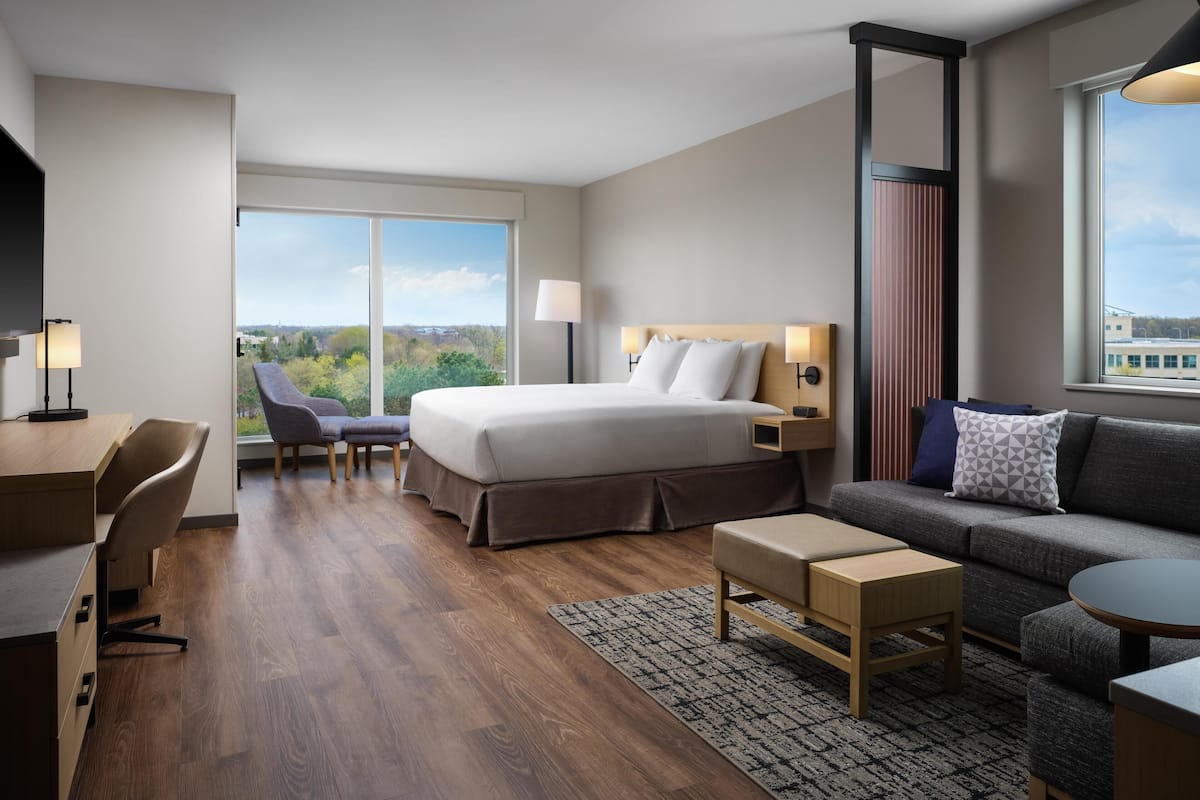 ルーム キングベッド 1 台ソファーベッド付き バリアフリー 浴槽 | 低刺激性寝具、羽毛の掛け布団、ピロートップベッド、セーフティボックス (室内)