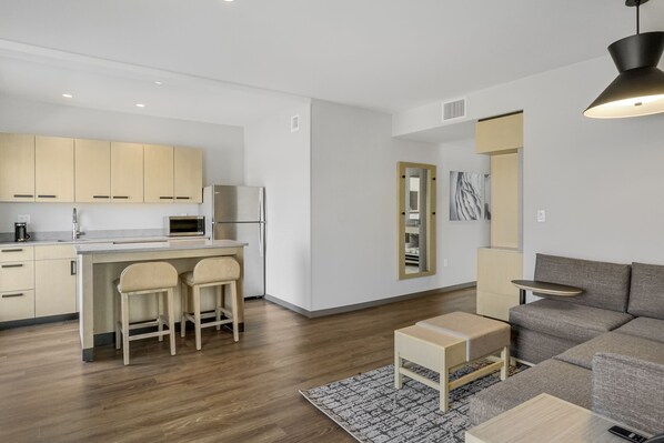 Un apartamento moderno con cocina, comedor y sala de estar.