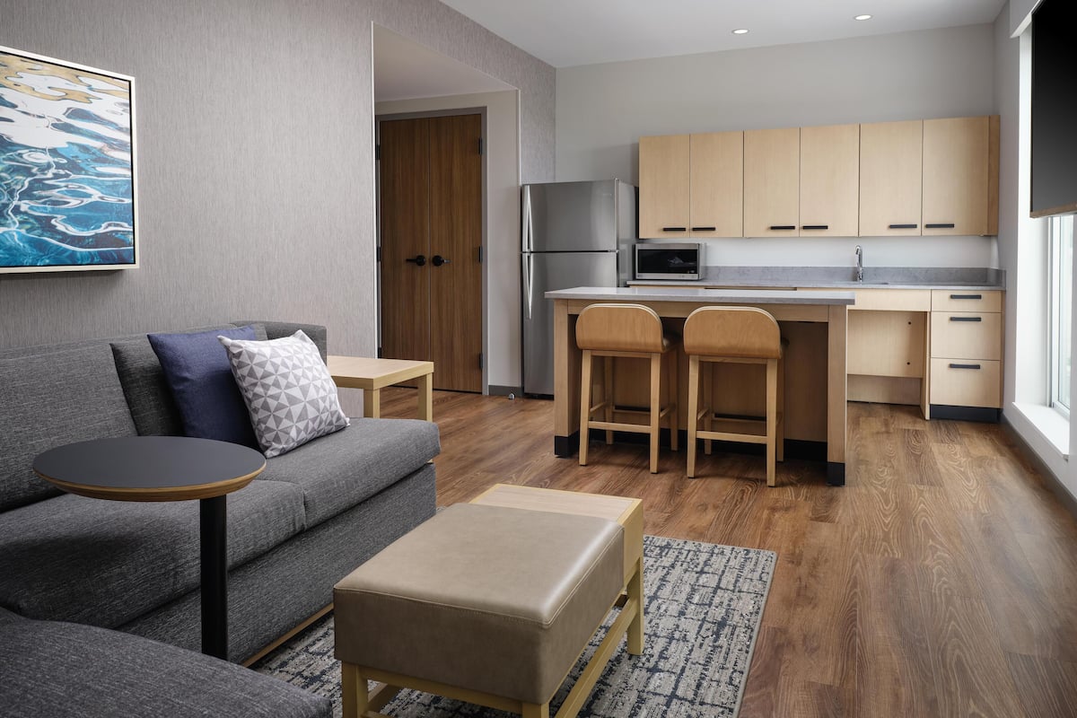 Suite, 1 Tempat Tidur King dengan tempat tidur Sofa, akses difabel, bathtub | Seprai antialergi, selimut bulu angsa, dan bantalan ekstra lembut