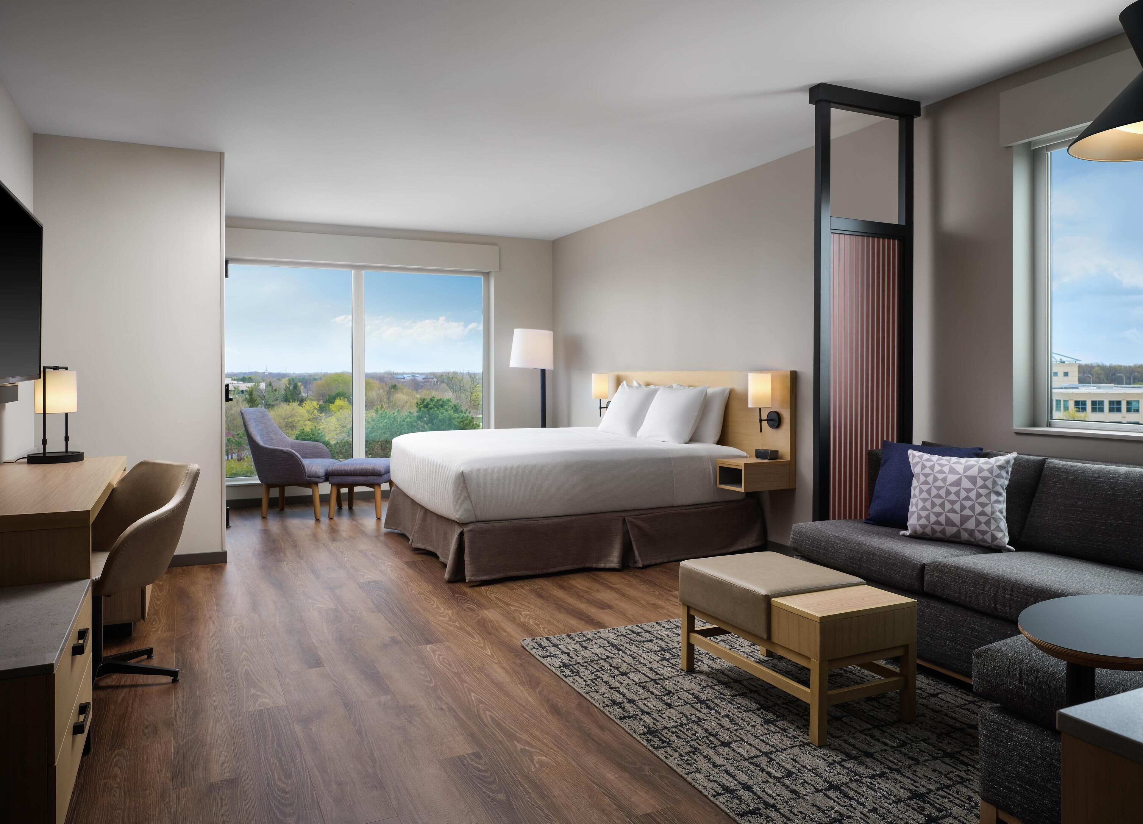 Quarto, 1 cama King e sofá-cama, acessível, banheira | Roupas de cama antialérgicas, edredons de pluma