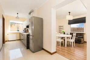 Täysikokoinen jääkaappi, mikroaaltouuni, uuni, liesi