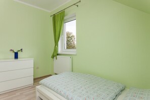 Maison, 3 chambres, cuisine, vue jardin | Vue de la chambre